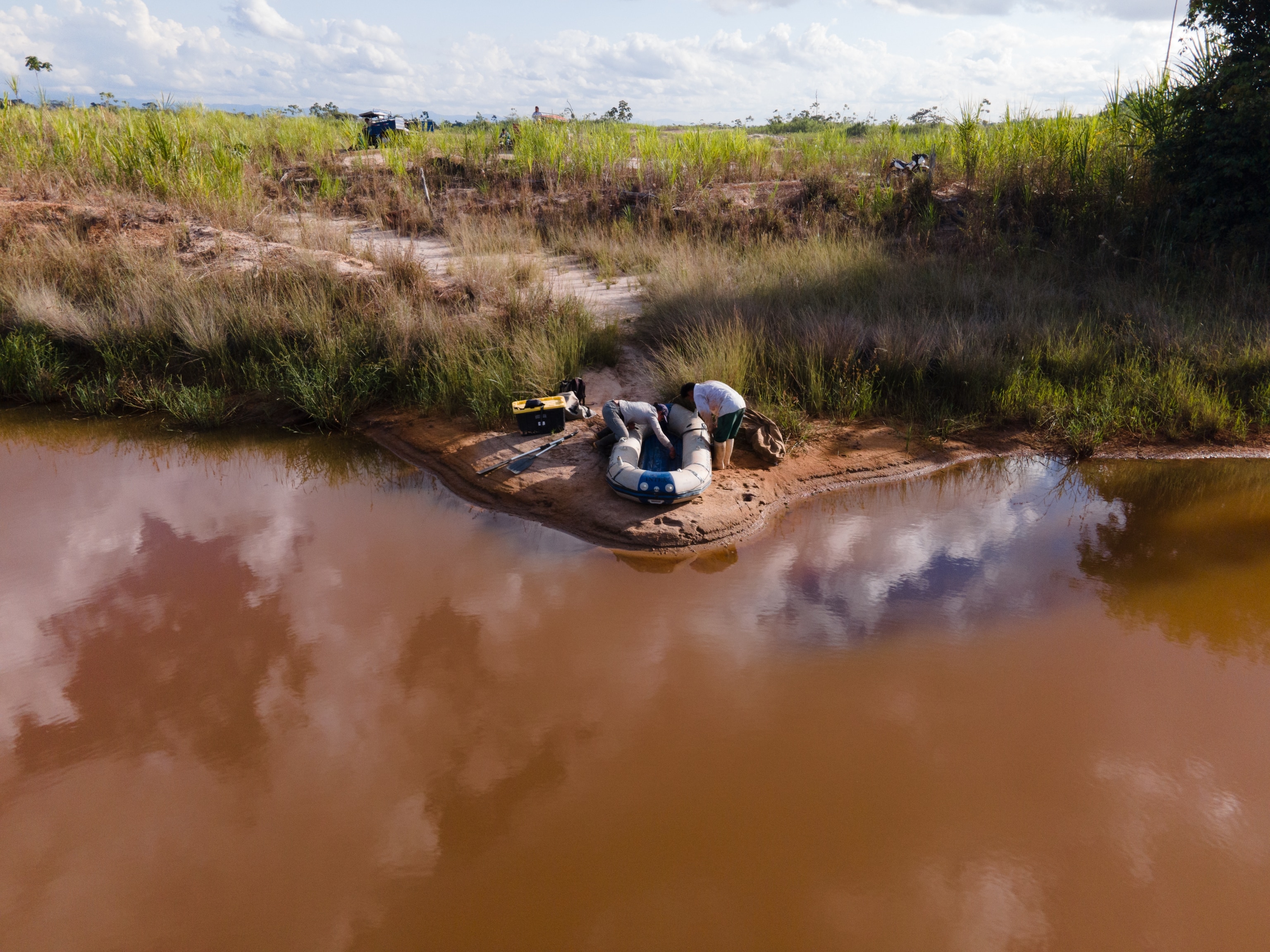 Explorers Josh West, Hinsby Cadillo-Quiroz and Jennifer Angel-Amaya are drawing upon their combined knowledge and expertise to paint a holistic picture of a landscape transformed by anthropogenic activities in the Madre de Dios region of Peru.